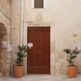Il monumento, che vive in uno stretto spazio circondato da alcune palazzine che l�hanno letteralmente inglobato...